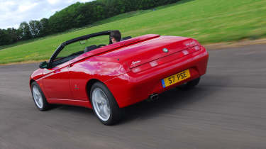 Alfa Romeo Spider — вид сзади в движении